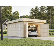 Große Holzgarage mit Flachdach, geöffneten Doppeltüren und einer Seitentür, in der ein kleines Elektroauto parkt.