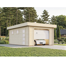Holzgarage mit Flachdach, Sektionaltor, Seitentür und Fenstern, freistehend auf einer gepflasterten Fläche in einem Garten mit Bäumen.