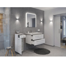Salle de bains moderne avec meuble sous vasque blanc, lavabo, miroir éclairé et armoire latérale devant des carreaux gris.