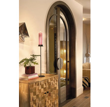 Une élégante porte cintrée en bois sombre et verre à côté d'un buffet en bois massif texturé avec des objets décoratifs.