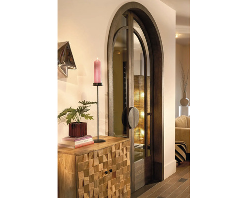 Une élégante porte cintrée en bois sombre et verre à côté d'un buffet en bois massif texturé avec des objets décoratifs.