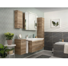 Modernes Badmöbel-Set in Holzoptik mit Waschbeckenunterschrank, Spiegelschrank und Schränken in einem hellen Badezimmer mit Fliesen und Tapete.