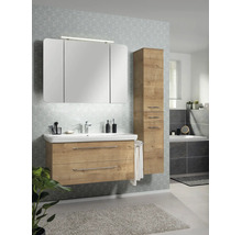 Salle de bain lumineuse avec ensemble de meubles moderne en aspect bois, comprenant sous-vasque, armoire de toilette éclairée et colonne.
