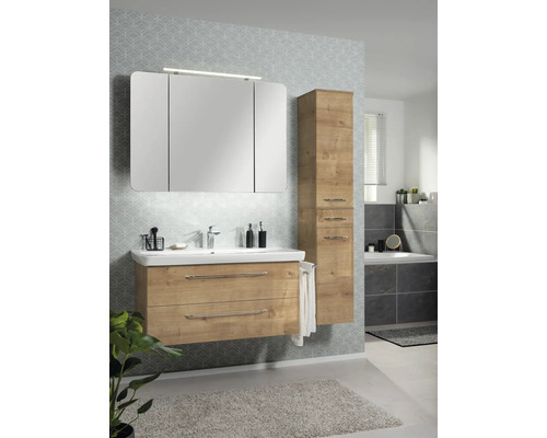 Salle de bain lumineuse avec ensemble de meubles moderne en aspect bois, comprenant sous-vasque, armoire de toilette éclairée et colonne.