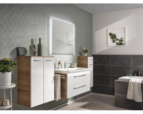 Ensemble de meubles de salle de bains moderne et clair en blanc et aspect chêne avec miroir éclairé, lavabo et armoires.