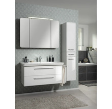 Modernes Badezimmermöbel-Set in Weiß Hochglanz mit Waschtischunterschrank, Keramikwaschbecken, dreitürigem Spiegelschrank und Hochschrank.