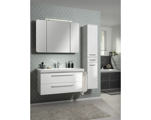 Modernes Badezimmermöbel-Set in Weiß Hochglanz mit Waschtischunterschrank, Keramikwaschbecken, dreitürigem Spiegelschrank und Hochschrank.