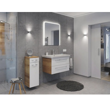 Modernes Badezimmer mit hängendem Waschtisch in Weiß und Holzoptik, LED-Spiegel und grauen Wandfliesen.