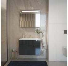 Modernes Badezimmer mit dunkelgrauem Wand-Waschtischunterschrank, weißem Waschbecken und Spiegelschrank mit LED-Beleuchtung an strukturierter Wand.