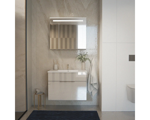 Modernes Badezimmer mit wandhängendem Waschtischunterschrank, weißem Waschbecken, Spiegelschrank mit LED-Beleuchtung und Wand-WC.