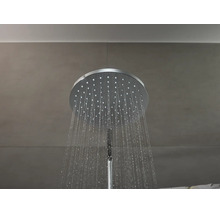 Große runde Kopfbrause mit Wasserstrahlen aus den Düsen.