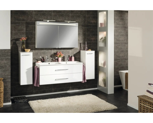 Modernes Badezimmermöbel-Set bestehend aus einem weißen Doppelwaschtisch, einem beleuchteten Spiegelschrank und zwei weißen Hängeschränken.