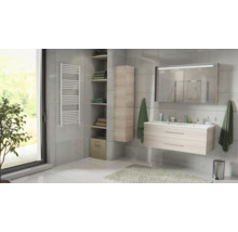 Salle de bain moderne avec meuble sous vasque aspect bois, armoire de toilette, colonne de rangement et radiateur sèche-serviettes.