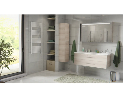 Salle de bain moderne avec meuble sous vasque aspect bois, armoire de toilette, colonne de rangement et radiateur sèche-serviettes.