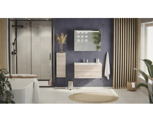 Modernes Badezimmer mit hellem Waschtisch-Set, Spiegelschrank, begehbarer Dusche und freistehender Badewanne in hellem, organisiertem Design.