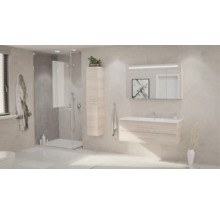 Salle de bains moderne avec meuble sous-lavabo aspect bois clair, armoire de toilette, colonne et douche à l'italienne. Design clair et ordonné.