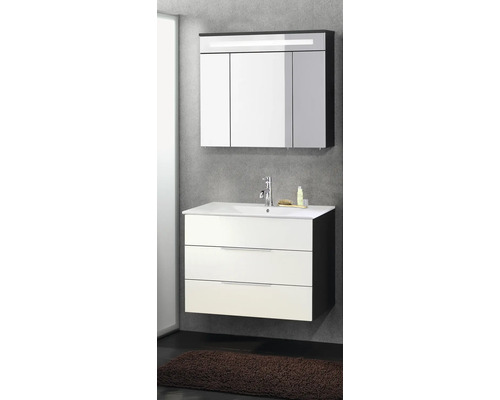 Ensemble de meubles de salle de bains comprenant une armoire de toilette à trois portes éclairée et un meuble sous-vasque à trois tiroirs avec vasque.