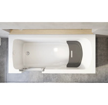 Draufsicht auf eine weiße Badewanne mit integrierter Tür und grauem Sitz auf einem grauen Fliesenboden neben einer Holzleiste.