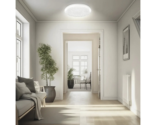 Runde LED-Deckenleuchte mit Sterneneffekt in einem hellen, modern eingerichteten Wohnbereich mit Blick in den Flur.