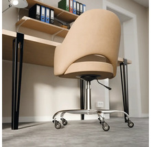 Espace de travail clair et organisé avec une chaise de bureau beige, un bureau en bois clair aux pieds en métal noir et une étagère.
