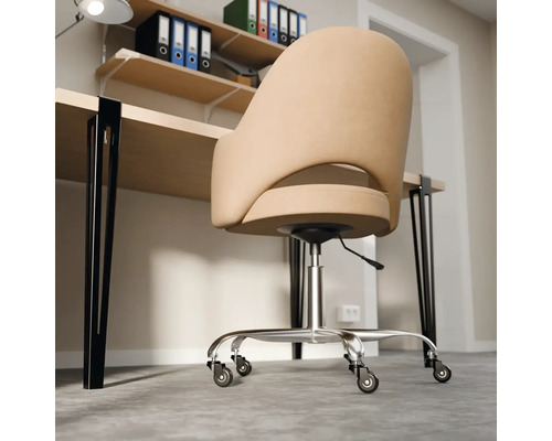Espace de travail clair et organisé avec une chaise de bureau beige, un bureau en bois clair aux pieds en métal noir et une étagère.