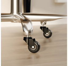 Roulettes de chaise de bureau pour sols durs en plastique et métal sur un piètement en métal sur parquet.
