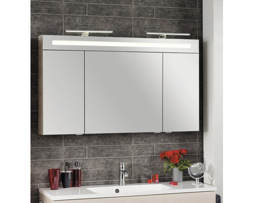 Dreitüriger Spiegelschrank mit integrierter LED-Beleuchtung über einem Waschbecken in einem modern gefliesten Badezimmer.