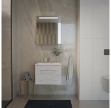Ensemble de bain moderne avec meuble sous-vasque blanc, deux tiroirs et armoire de toilette LED devant un mur effet marbre.