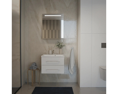 Ensemble de bain moderne avec meuble sous-vasque blanc, deux tiroirs et armoire de toilette LED devant un mur effet marbre.