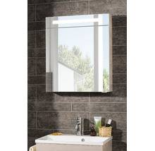 Armoire de toilette avec éclairage LED au-dessus d'un lavabo blanc avec robinet chromé sur un mur de carreaux foncés texturés.