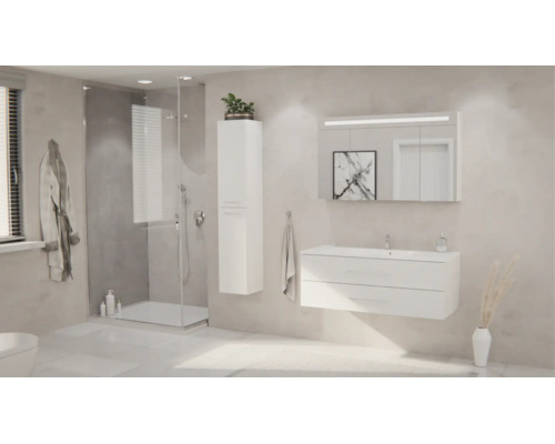 Modernes, helles Badezimmer mit Waschtischunterschrank, Spiegelschrank, Hochschrank und einer begehbaren Dusche mit Glaswänden.