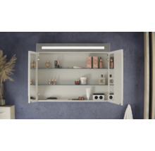 Armoire de toilette blanche avec deux portes ouvertes, trois étagères en verre et éclairage LED intégré sur le dessus.