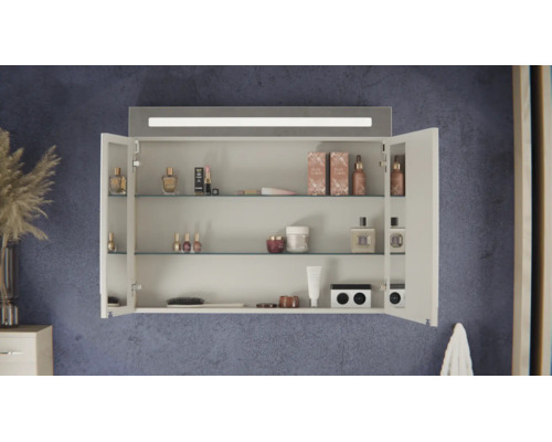Armoire de toilette blanche avec deux portes ouvertes, trois étagères en verre et éclairage LED intégré sur le dessus.