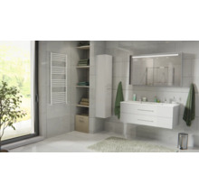 Modernes Badezimmer mit weißem Waschtischunterschrank, Spiegelschrank, Hochschrank, Handtuchheizkörper und offenen Regalen.