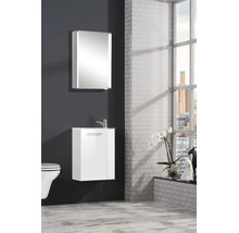 Meuble sous-vasque blanc et armoire de toilette avec éclairage en céramique et verre dans une salle de bains lumineuse et organisée.