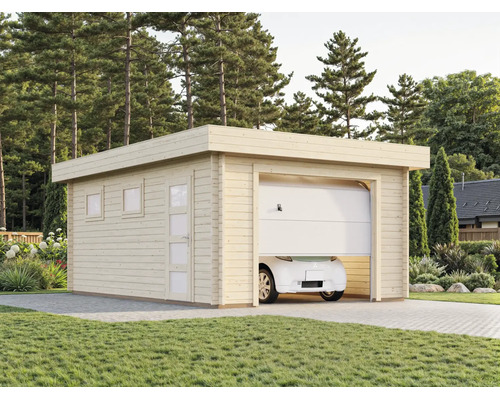 Holzgarage mit Flachdach, Sektionaltor, Seitentür und Fenstern, freistehend auf einer gepflasterten Fläche in einem Garten mit Bäumen.