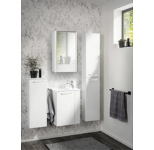 Ensemble de meubles de salle de bain blanc avec sous-vasque, armoire de toilette, colonne et meuble latéral devant un mur à motif de marbre.