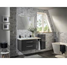 Salle de bains moderne avec meuble sous vasque anthracite, armoire latérale, grand miroir et baignoire en îlot.
