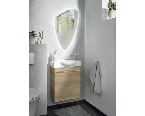 Ensemble de meubles de salle de bain moderne comprenant un meuble sous-vasque suspendu aspect bois, un lavabo blanc et un miroir à LED.