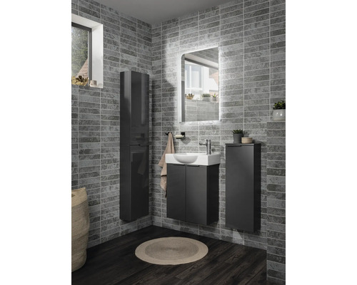 Ensemble de salle de bains avec meuble sous-lavabo gris foncé, vasque blanche, armoires murales et miroir lumineux sur mur de carreaux gris.