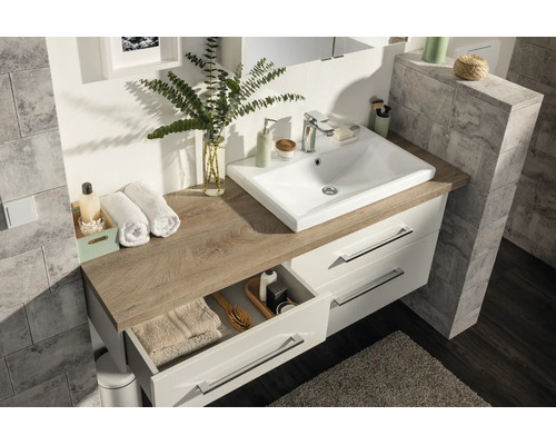 Meuble de salle de bains avec vasque blanche, plan de toilette en décor chêne et meuble sous-lavabo blanc à deux tiroirs.