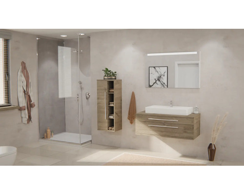Modernes Badezimmer mit hölzernem Waschbeckenunterschrank, weißem Aufsatzwaschbecken, Spiegel mit Beleuchtung, Hochschrank und Glasdusche.