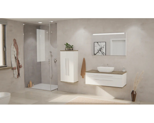 Modernes Badezimmer mit Glasdusche, weißem Waschbeckenunterschrank, Aufsatzbecken, weißem Mittelschrank und großem Spiegel mit Beleuchtung.