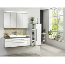 Modernes Badezimmer-Set mit weißem Waschtischunterschrank, Spiegelschrank mit Beleuchtung und Seitenschrank in Holzoptik in hellem Badezimmer.