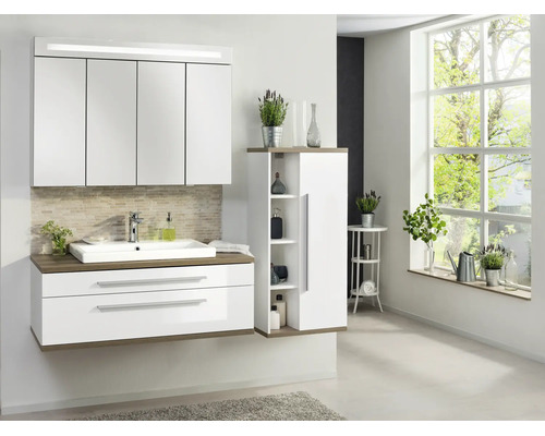 Modernes Badezimmer-Set mit weißem Waschtischunterschrank, Spiegelschrank mit Beleuchtung und Seitenschrank in Holzoptik in hellem Badezimmer.