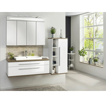 Modernes Badezimmer-Set in Weiß mit Holzakzenten, bestehend aus Spiegelschrank mit Beleuchtung, Waschtisch mit Unterschrank und einem Hochschrank.