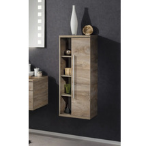 Armoire murale de salle de bains moderne en aspect bois avec étagères ouvertes et une porte avec poignée barre, montée à côté d'un sous-vasque.
