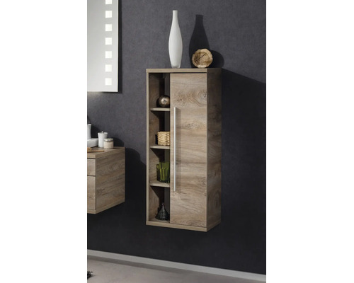 Armoire murale de salle de bains moderne en aspect bois avec étagères ouvertes et une porte avec poignée barre, montée à côté d'un sous-vasque.