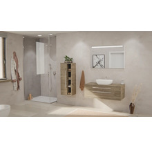 Modernes Badezimmer mit Waschtisch in Holzoptik, Aufsatzbecken, beleuchtetem Spiegel und einer bodengleichen Glasdusche.