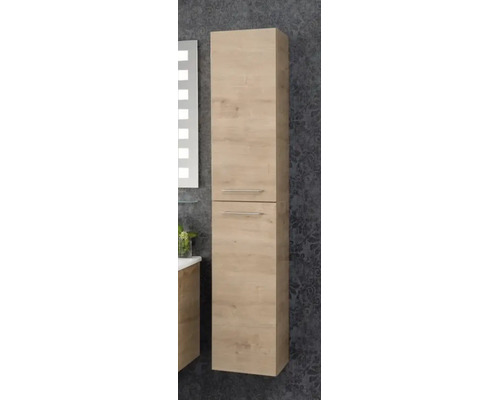 Hochschrank für das Badezimmer in Eichenoptik mit zwei Türen und Metallgriffen.